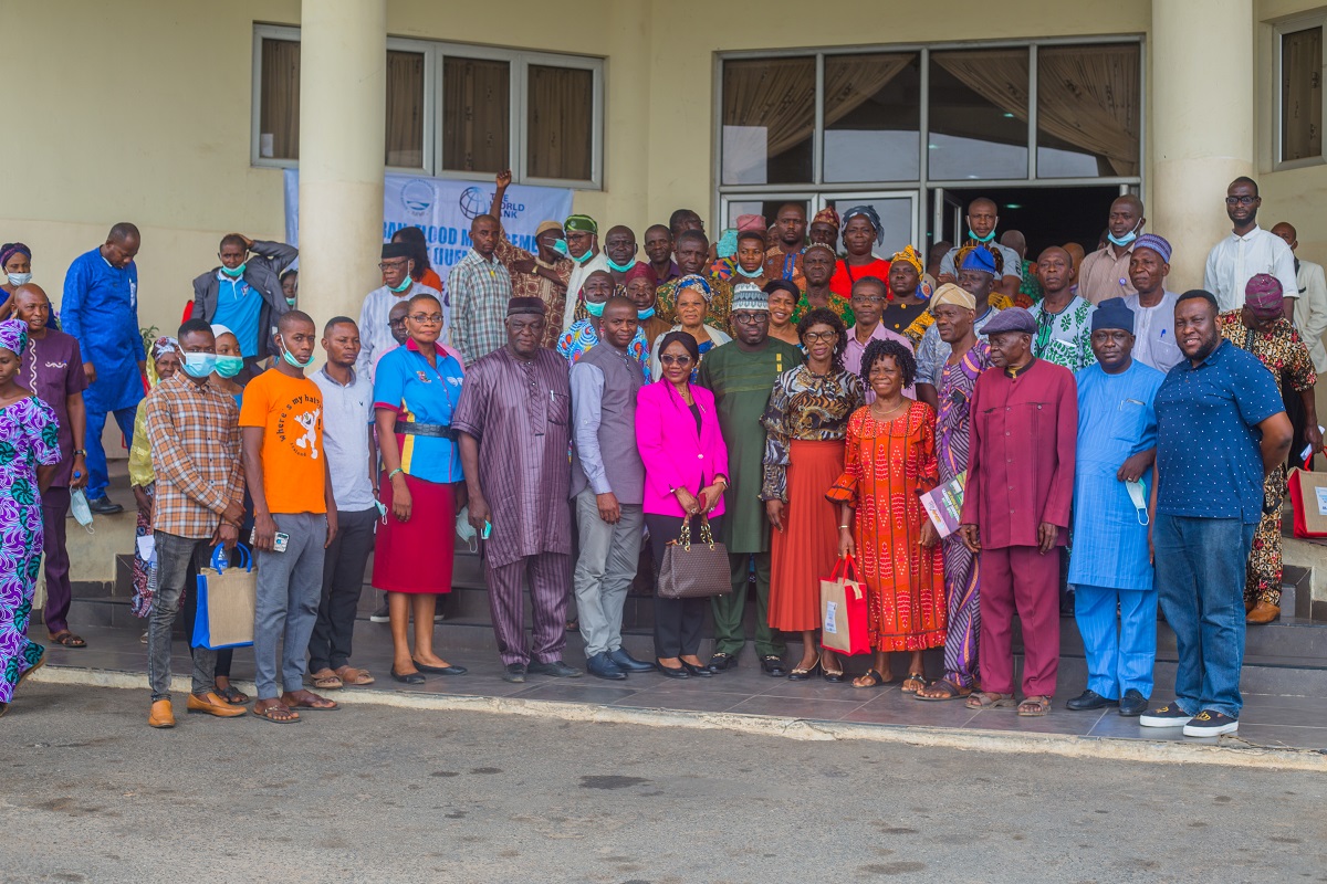another_group_of_community_stakeholders_of_the_flood_early_warning_stakeholders_workshop_in_a_pose_with_the_iufmp_project_coordinator_engr._olasunkanmi_sokeye_and_some_piu_members.