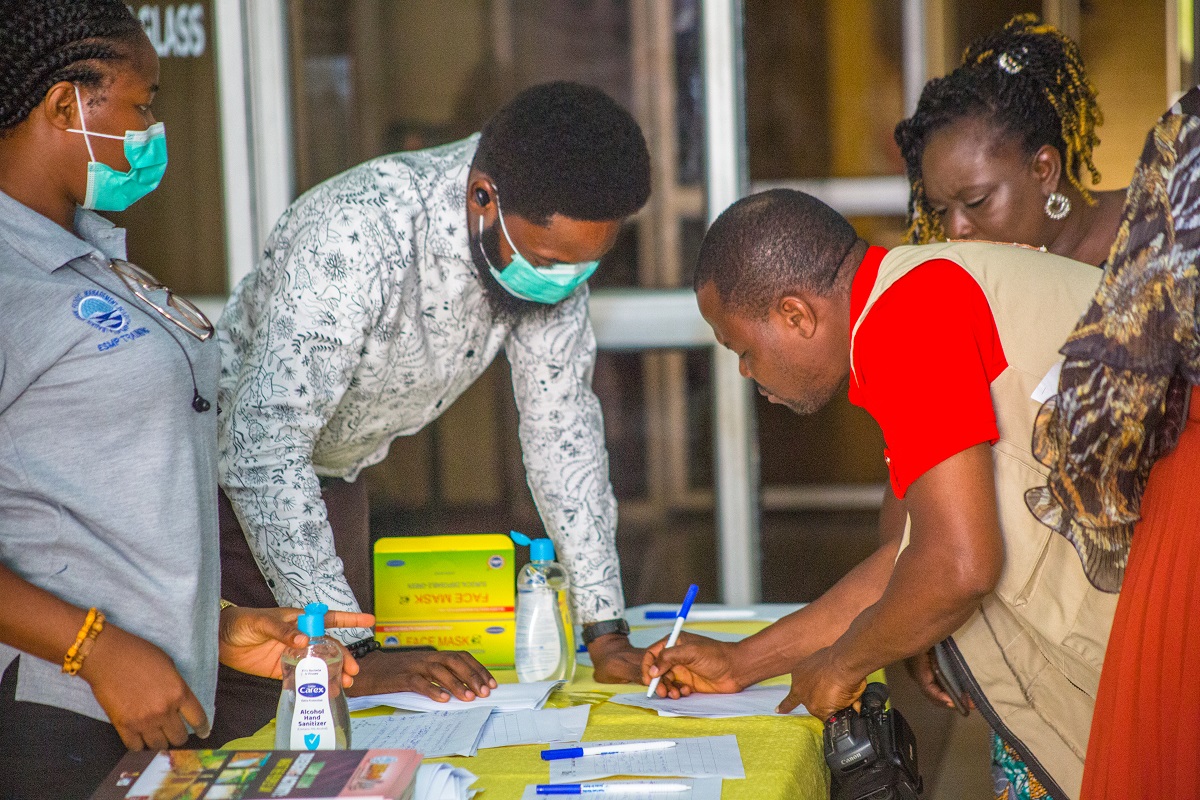 participants_registering_for_the_flood_early_warning_stakeholders_workshop