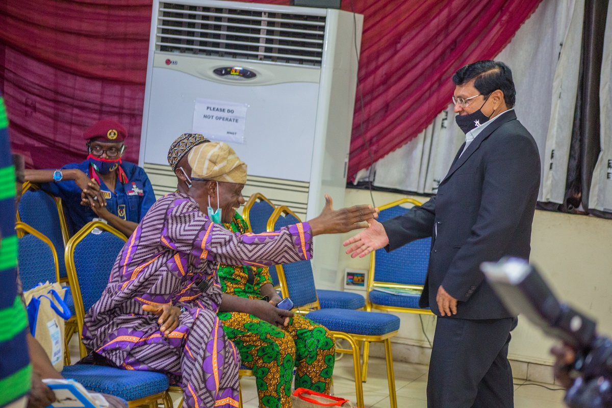 rmsi_instrumentation_expert_mr._rajesh_mali_pumping_hands_with_some_community_leaders_during_the_flood_early_warning_stakeholders_engagement_workshop.